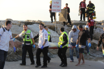 بالفيديو: العثور على جثة غريق على شاطئ البحر شمال مدينة يافا 